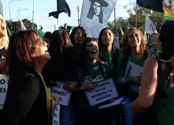 Frente Mujeres marchando 1
