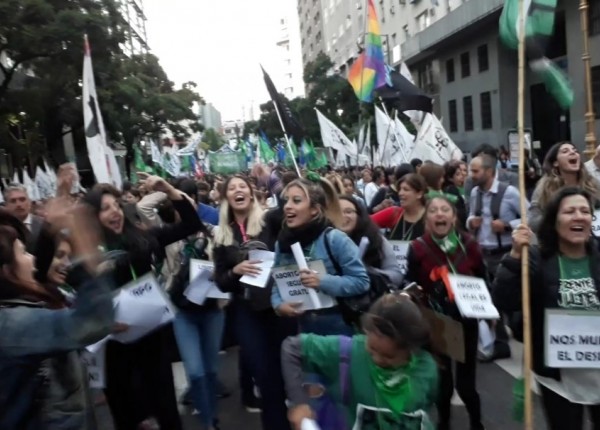 Frente Mujeres marchando 3